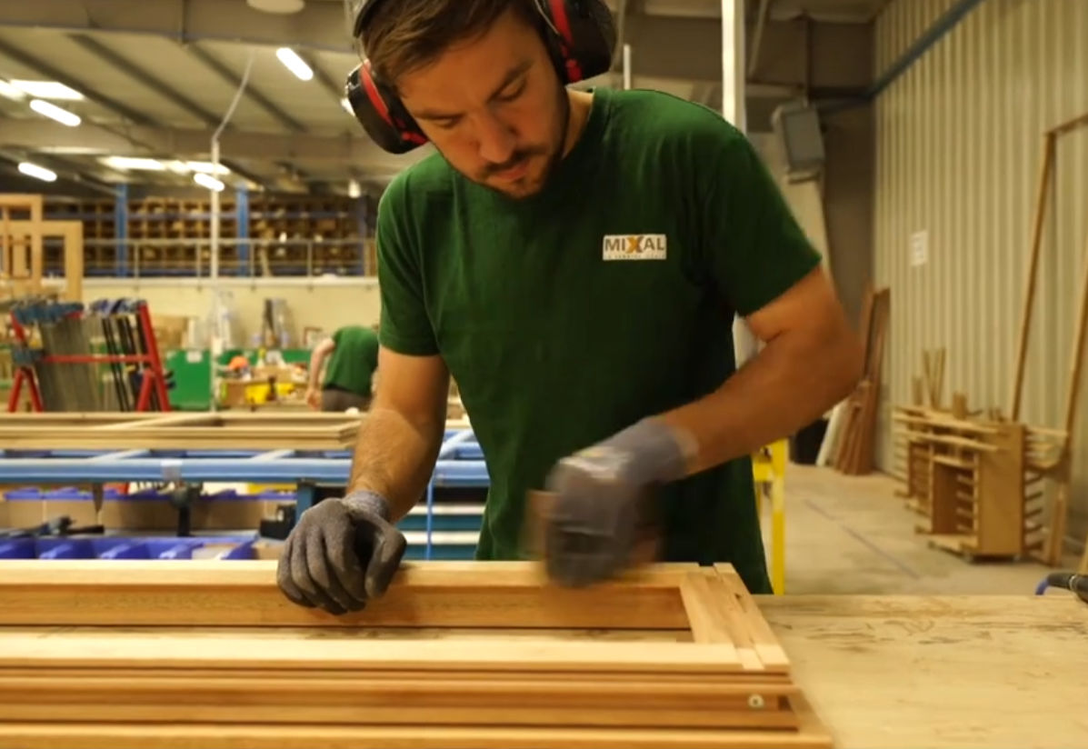 Film de fabrication usine fenêtres et portes-fenêtres en bois
