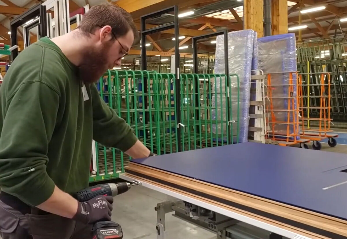 Film de fabrication usine portes d'entrée PVC aluminium et bois