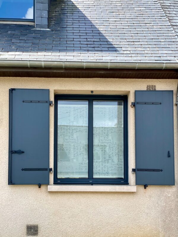 Volets battants isolants aluminium coloris Gris anthracite RAL 7016 avec contre pentures