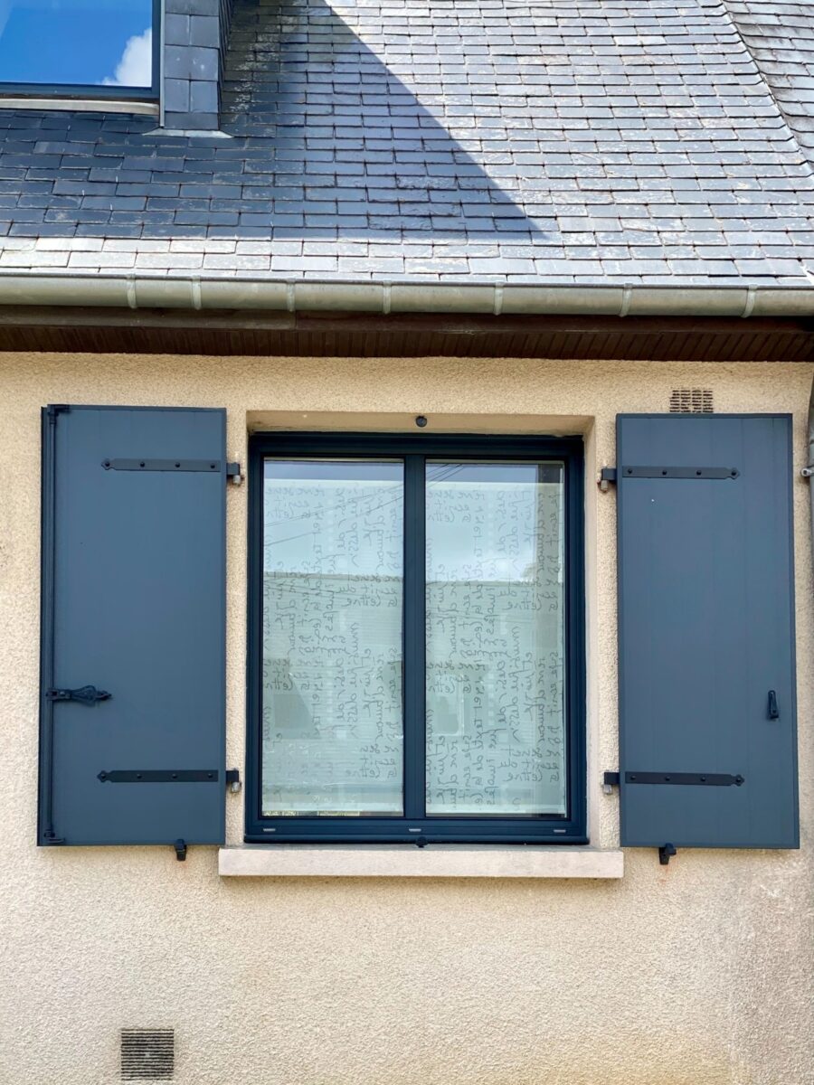 Volets battants isolants aluminium coloris Gris anthracite RAL 7016 avec contre pentures