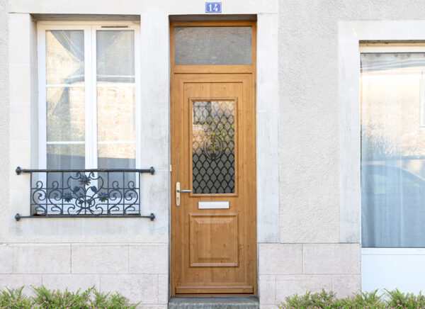 Porte d'entrée PVC Classique Calabre vitrée coloris chêne doré