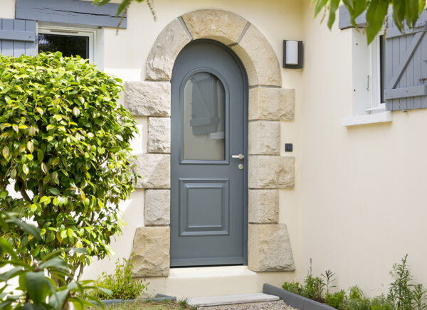 Porte d'entrée aluminium monobloc cintrée classique Toscane coloris gris basalte ral 7012