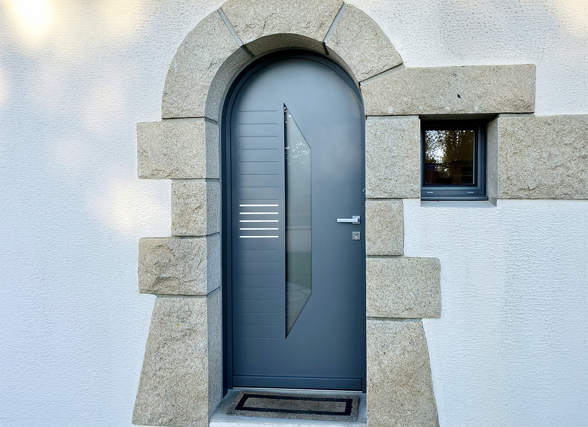 Porte d'entrée cintrée aluminium monobloc contemporaine coloris gris anthracite RAL 7016