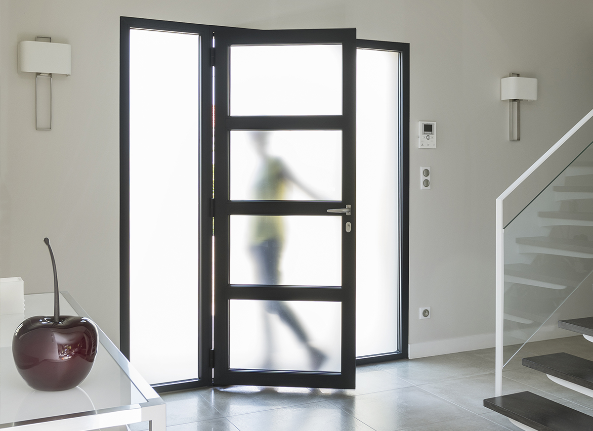 Porte d'entrée aluminium à panneaux avec traverses coloris noir