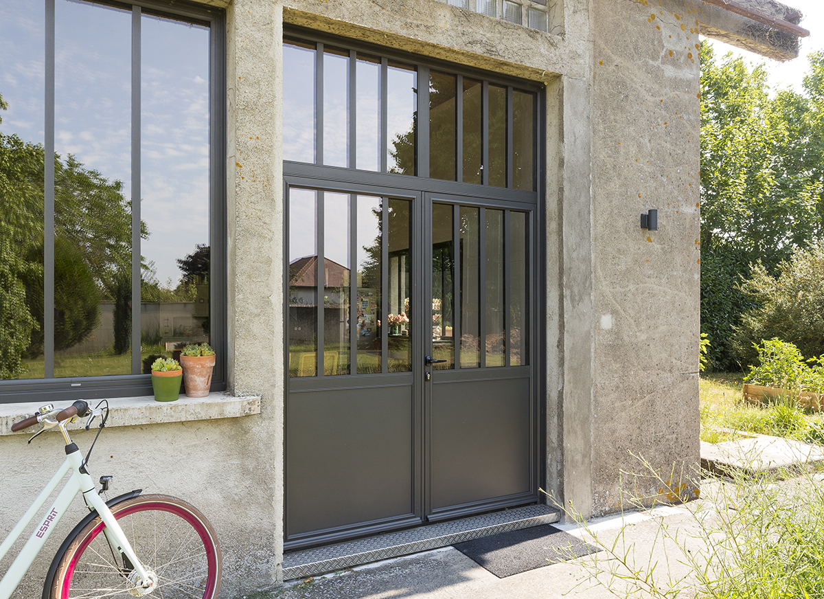 Porte d'entrée deux vantaux avec imposte aluminium à panneau créative industrielle coloris noir