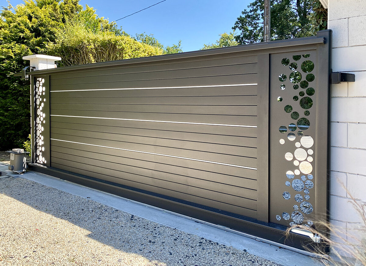 Portail coulissant ALU Contemporain avec tôle usinée décorative coloris Noir profond RAL 9005