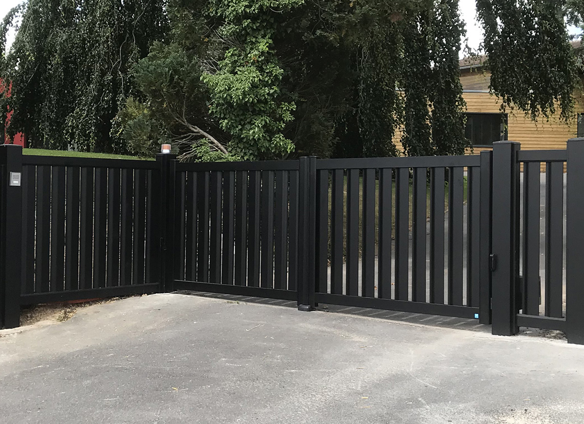 Portail battant ALU Contemporain Bangui coloris Noir profond RAL 9005 avec clôture