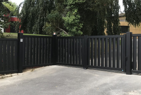 Portail portillon et clôture aluminium contemporain coloris Noir profond ral 9005 avec lames brises vue