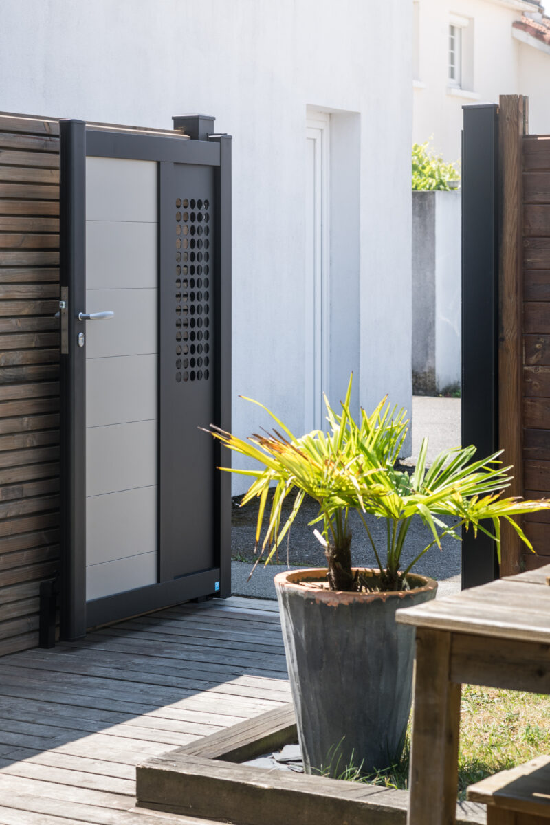 Portillon aluminium contemporain avec tôle usinée décorative coloris Gris bistre sablé 2800 et Noir profond RAL 9005