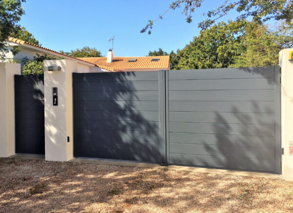 Portail et portillon battant ALU Contemporaine Adelaïde coloris Gris anthracite RAL 7016 à lames horizontales