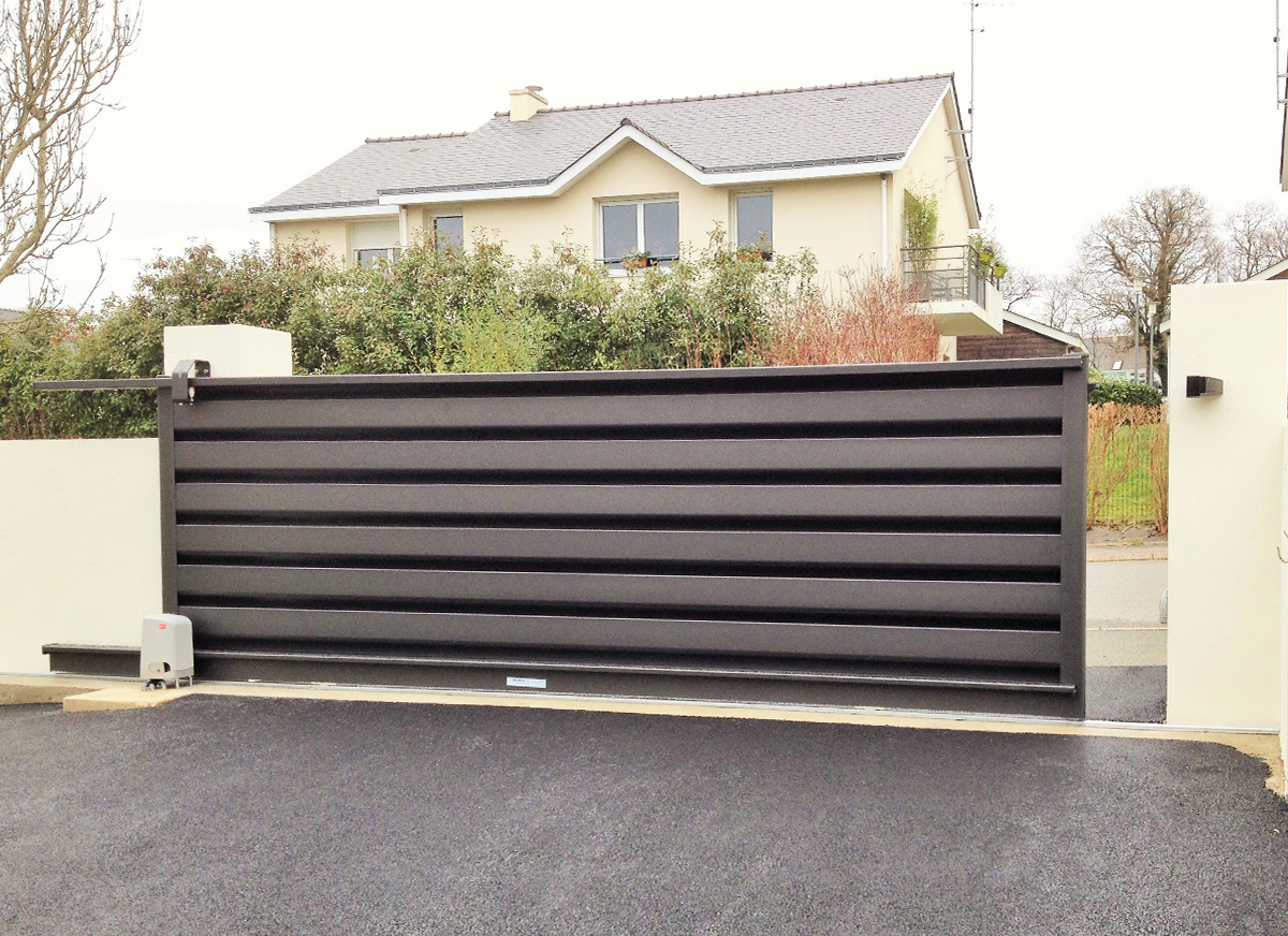 Portail ALU contemporain battant Melbourne coloris Noir à lames brise vue