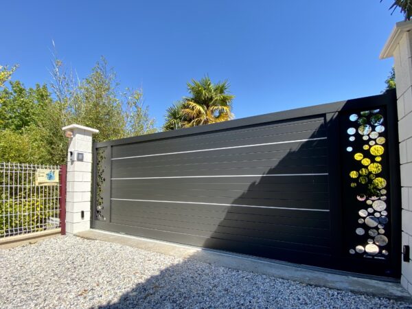 Portail Aluminium contemporain coulissant avec tôle décorative usinée