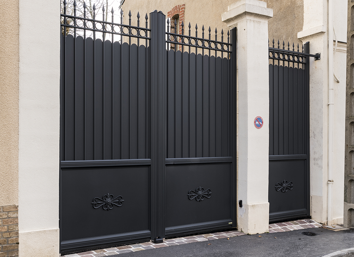 Portail et portillon battants aluminium rétro Montfort coloris Noir profond RAL 9005