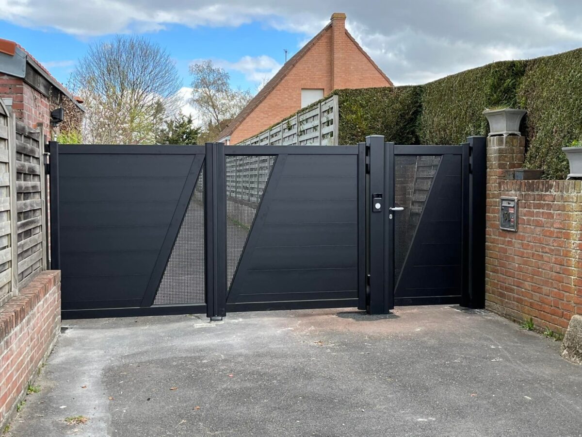 Portail et portillon aluminium battant avec tôles perforées décoratives coloris Noir profond RAL 9005