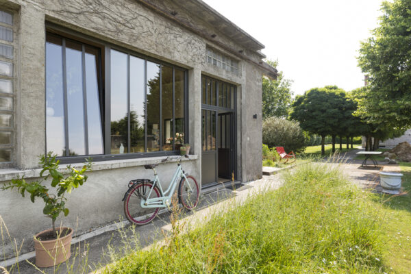 Fenêtre aluminium oscillo-battante Noir sablé 2100 style atelier et porte d'entrée ALU à panneaux modèle Indus