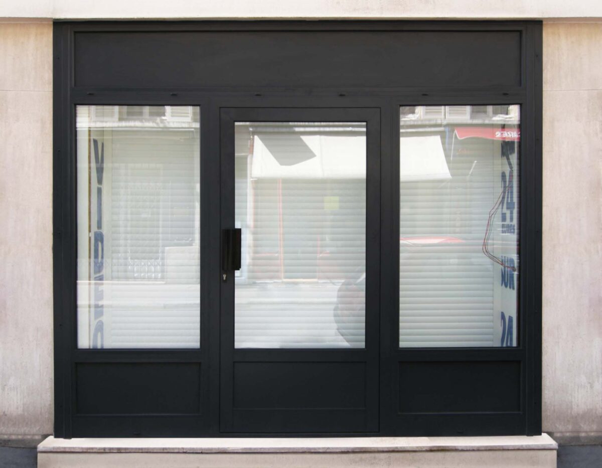 Porte tertiaire aluminium coloris noir profond RAL 9005
