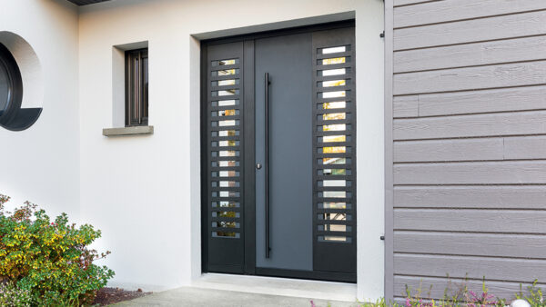 Porte d'entrée aluminium monobloc avec semi-fixe modèle contemporain Luma A coloris Gris anthracite RAL 7016