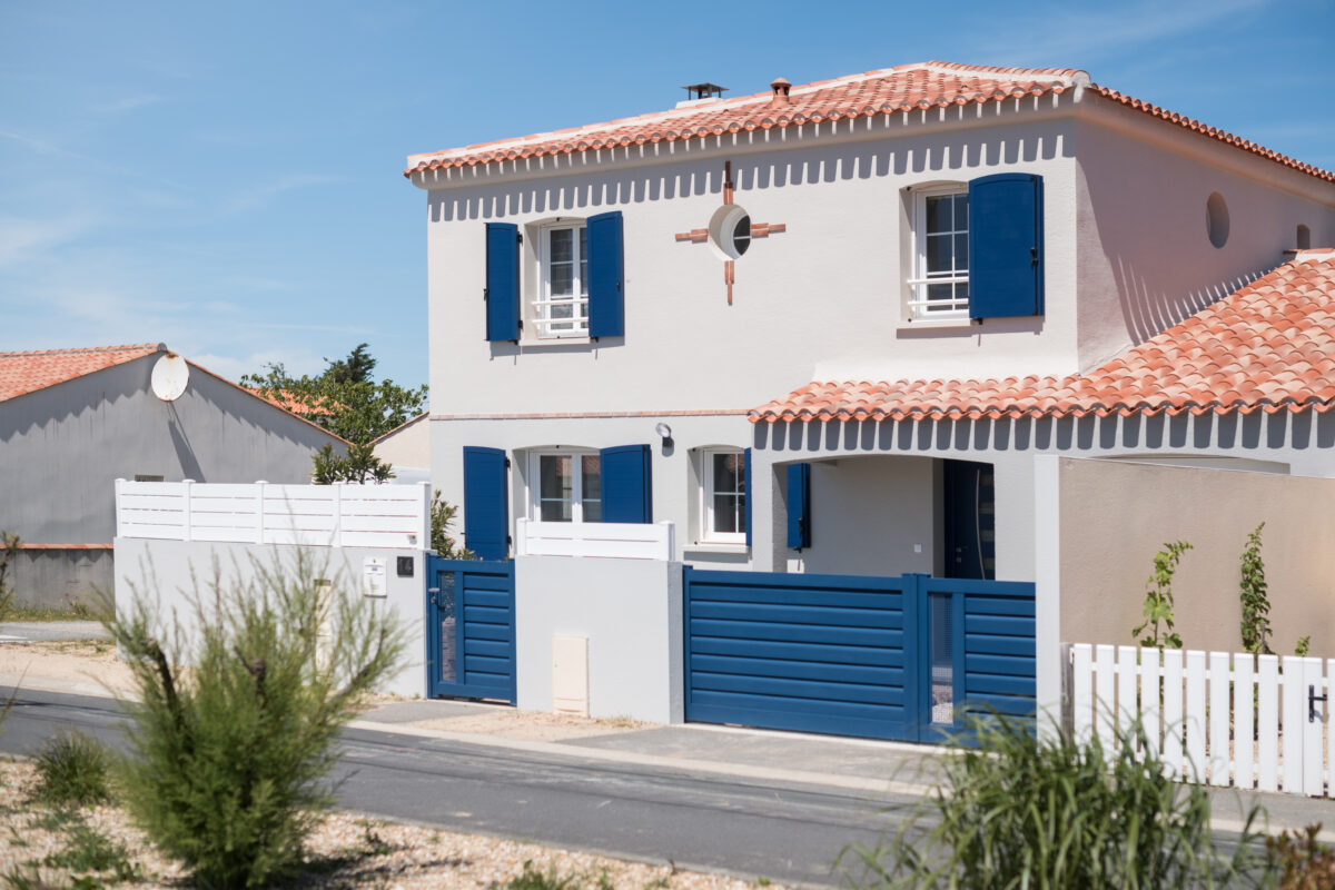 Volets ALU Cadre Natalia et Portails ALU Contemporain Benghazi Coloris Bleue gentiane RAL 5010