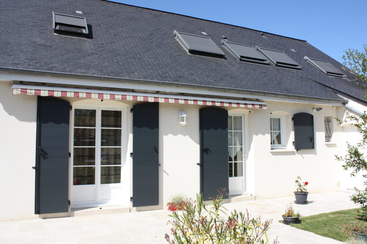 Volets battants aluminium en arc surbaissé modèle Cécilia coloris gris anthracite RAL 7016