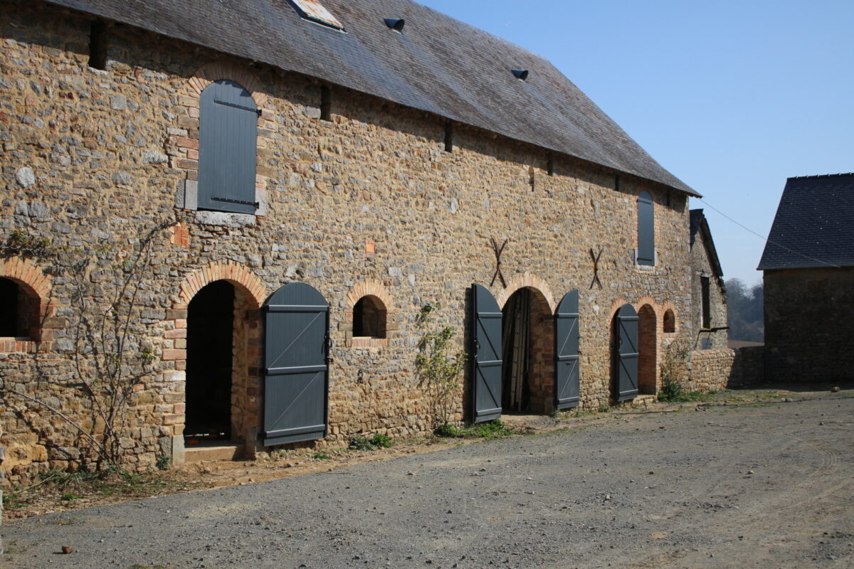 Volets cintrés ALU isolants modèle Anna avec barres et écharpes coloris Gris anthracite RAL 7016