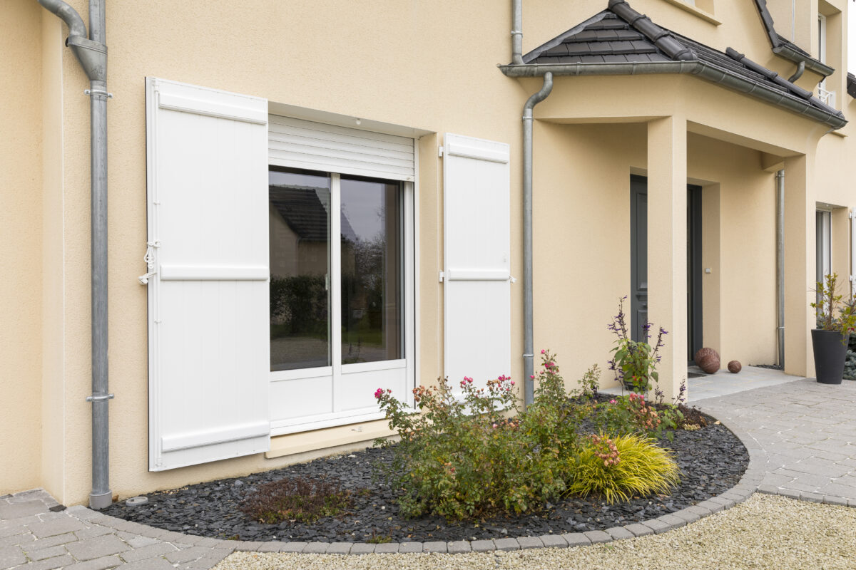 Porte-fenêtre ALU Sensation 2 et Volets ALU Katia coloris Blanc RAL 9210