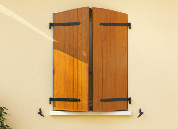 Volets battants cintré PVC 28 mm coloris chêne doré