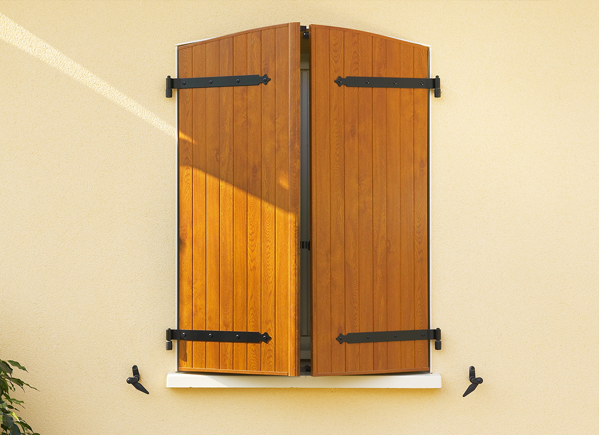 Volets battants cintré PVC 28 mm coloris chêne doré