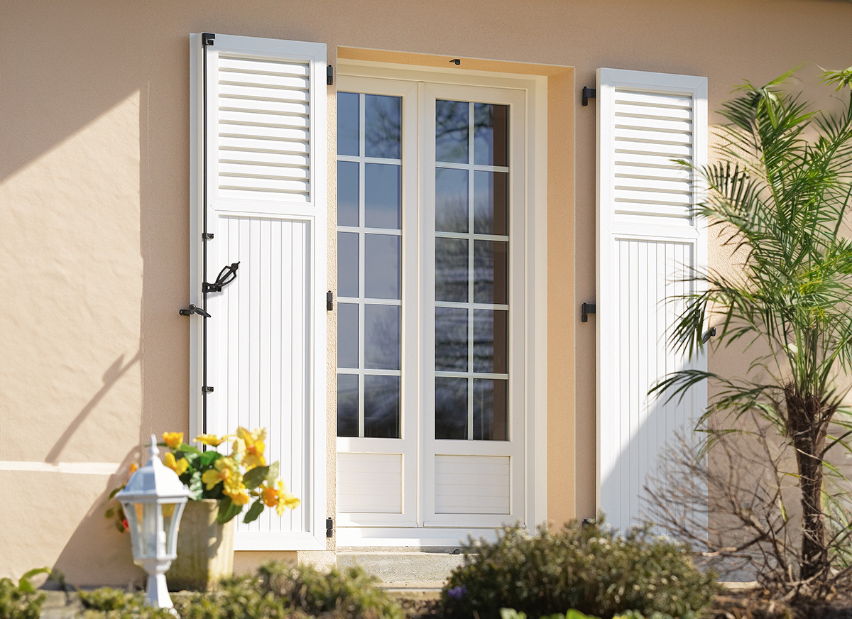 Volets PVC à cadre et lames persiennes modèle Nathalie