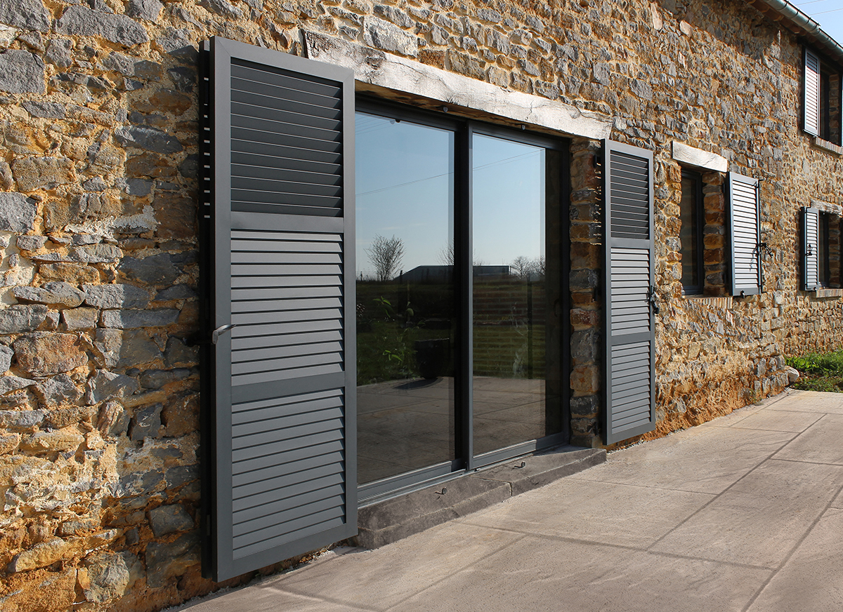 Volets battants aluminium à cadre avec lames persiennes coloris Gris anthracite RAL 7016