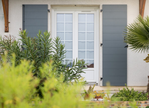 Volets battant ALU contemporain épurés Cécilia coloris gris basalte RAL 7012