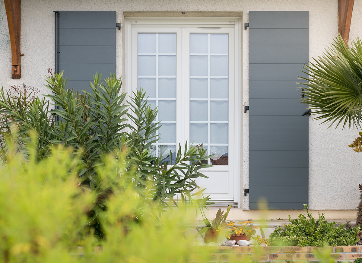 Volets battant ALU contemporain épurés Cécilia coloris gris basalte RAL 7012