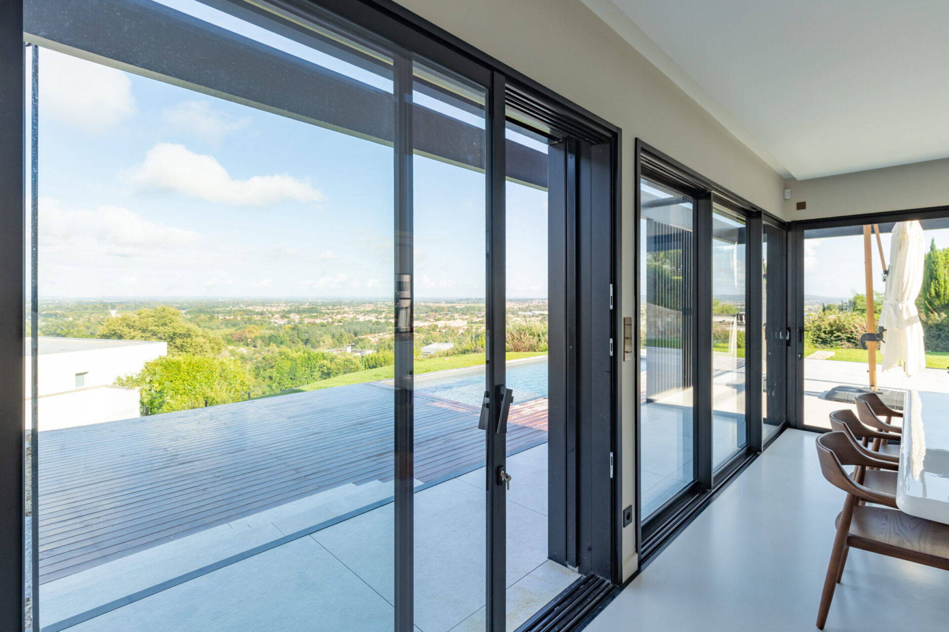 Baies coulissantes ALU Sensation à 3 vantaux coloris Noir profond RAL 9005